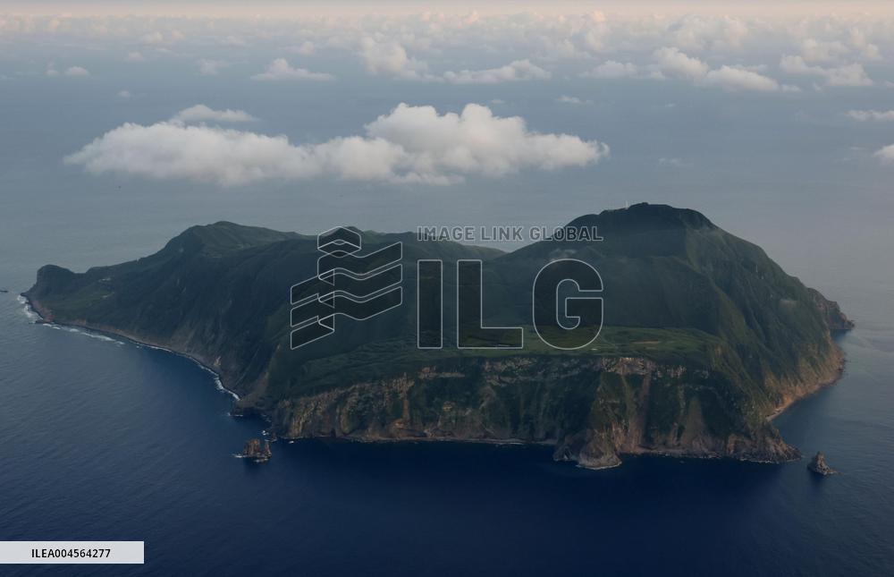 Strong quake shakes southwest Japan islands