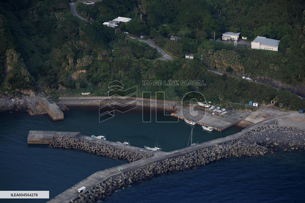 Strong quake shakes southwest Japan islands