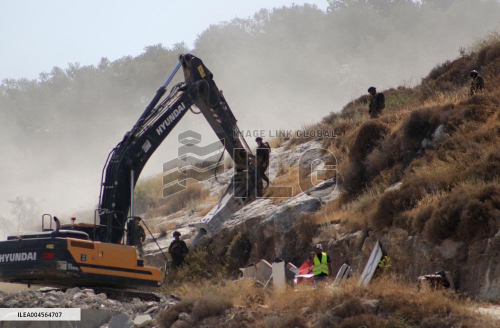 Israeli Excavator Demolishes House - Ni’lin