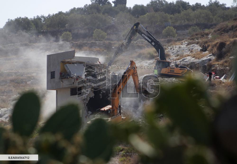 Israeli Excavator Demolishes House - Ni’lin