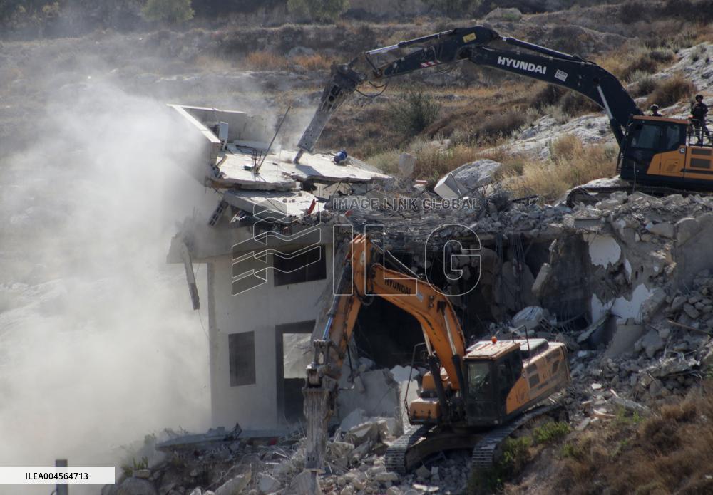 Israeli Excavator Demolishes House - Ni’lin