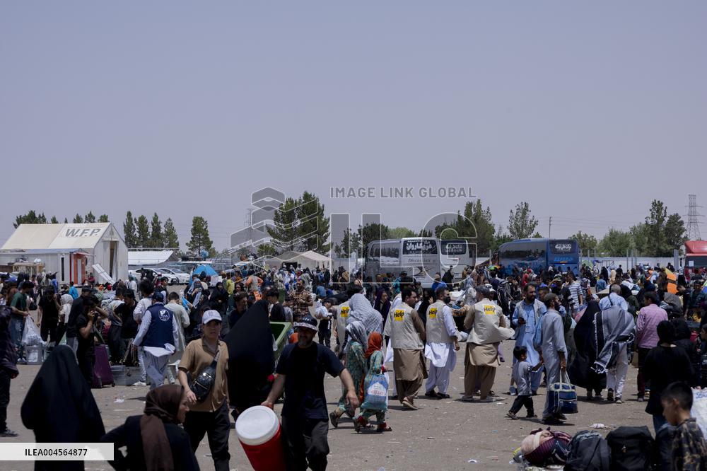 Afghan Immigrants Expelled From Iran