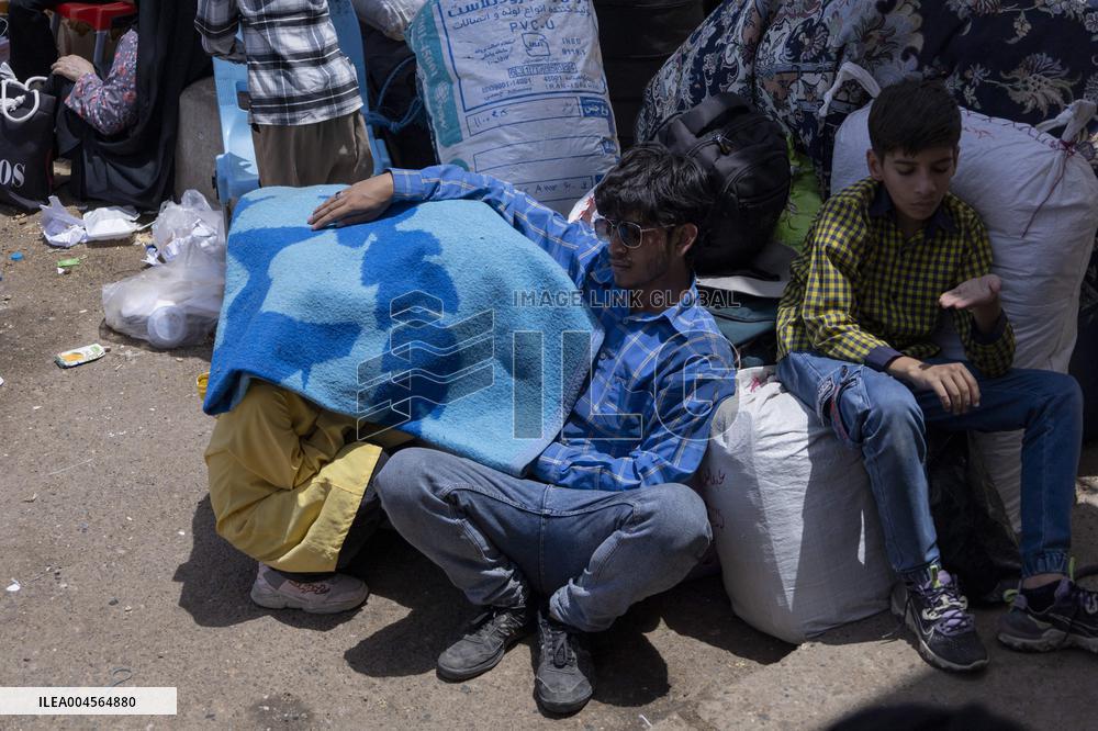 Afghan Immigrants Expelled From Iran