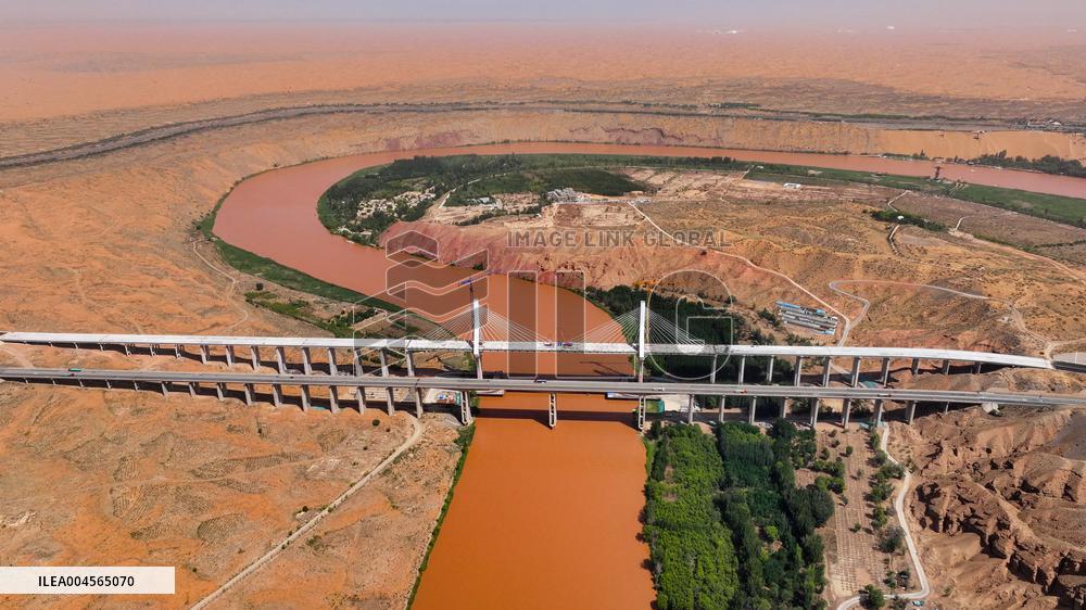 Heishan Gorge Yellow River Grand bridge Construction - China