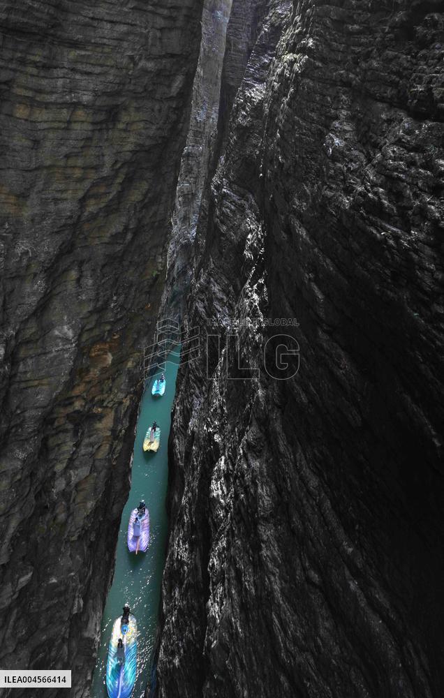 Tourists Take Feather-Shaped Boats - China