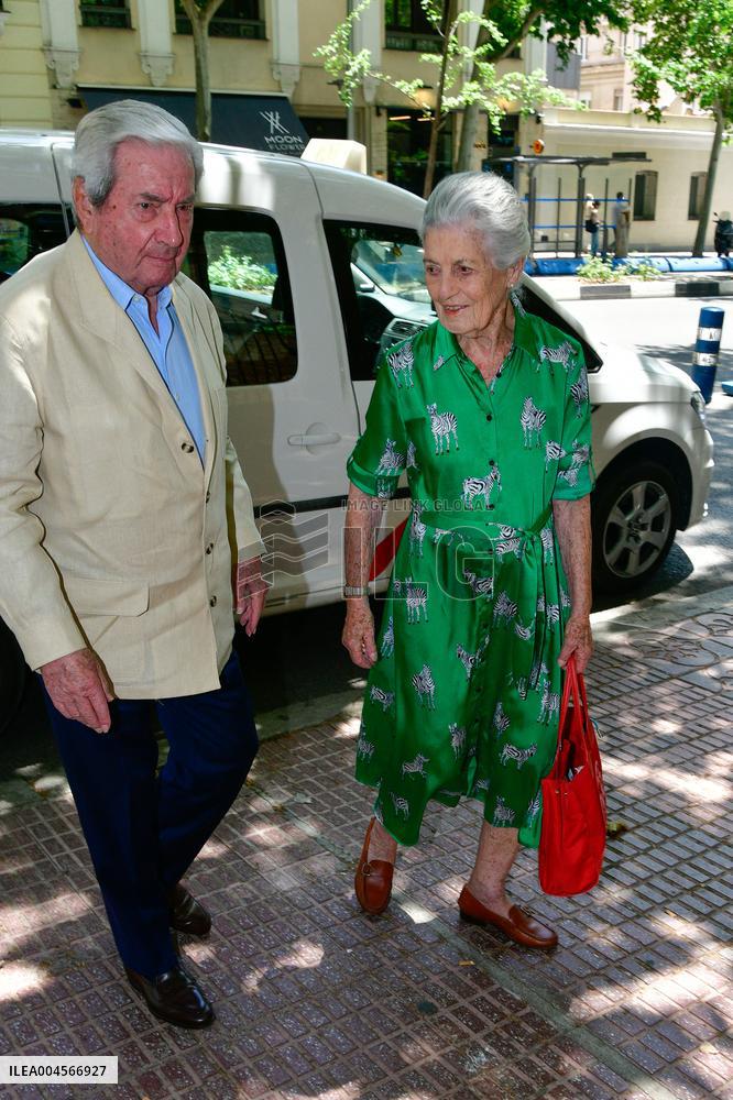 Jose Luis Martínez-Almeida leaves the Virgen del Rocío Hospital - Madrid