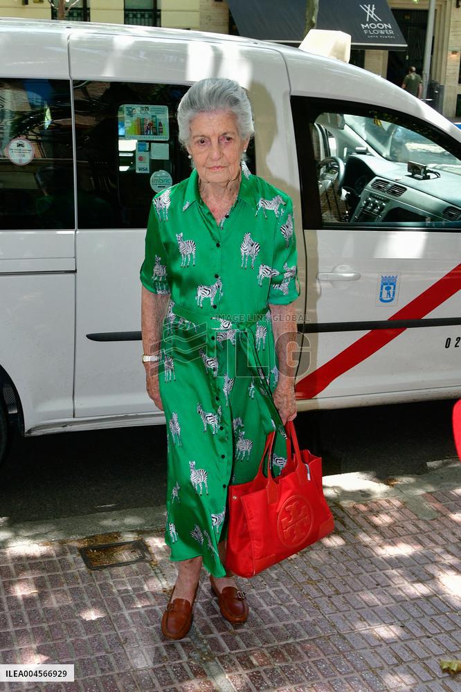Jose Luis Martínez-Almeida leaves the Virgen del Rocío Hospital - Madrid