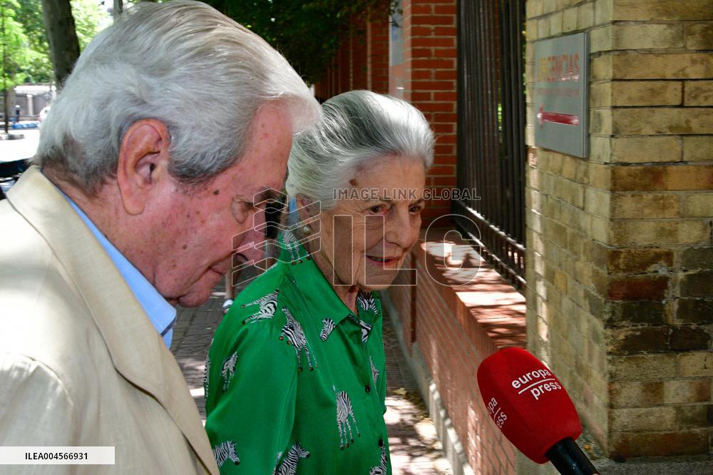 Jose Luis Martínez-Almeida leaves the Virgen del Rocío Hospital - Madrid