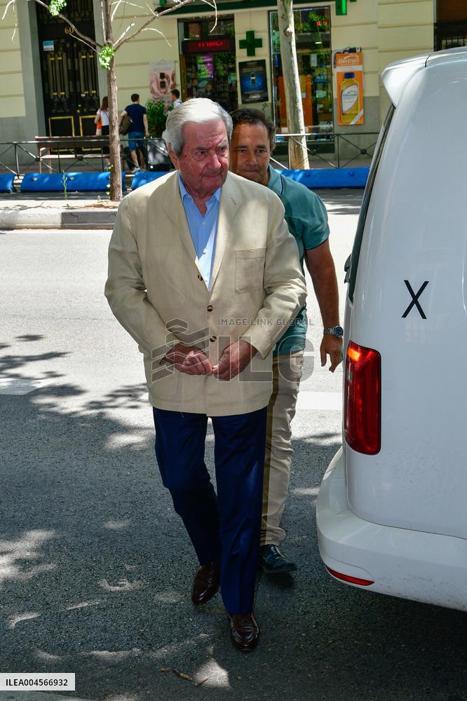 Jose Luis Martínez-Almeida leaves the Virgen del Rocío Hospital - Madrid