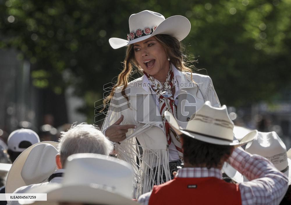 Shania Twain At Calgary Stampede Parade - Canada