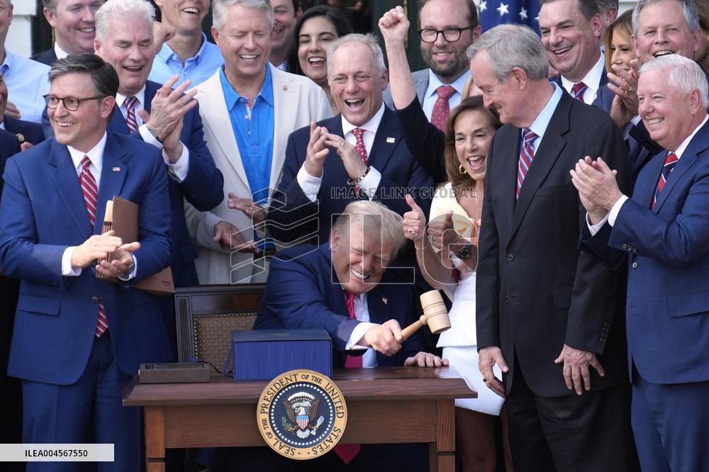 Donald Trump signs "Big Beautiful Bill" - Washington