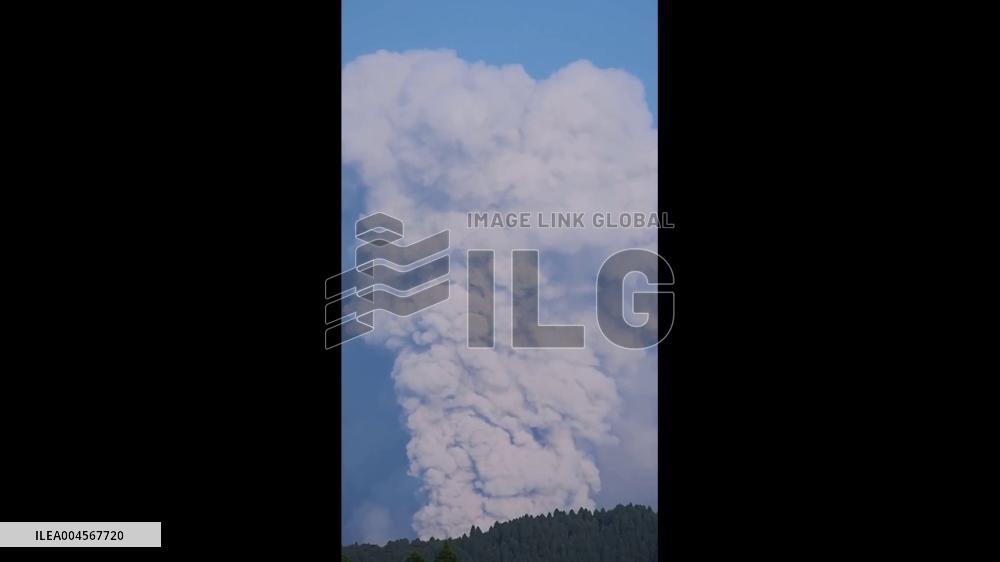 Japan: Shinmoedake Eruption Sends Ash 5,000 Meters High 2