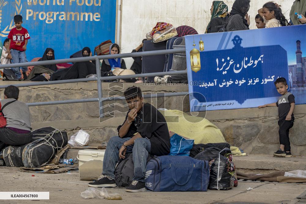 Afghan Immigrants Expelled From Iran - Herat