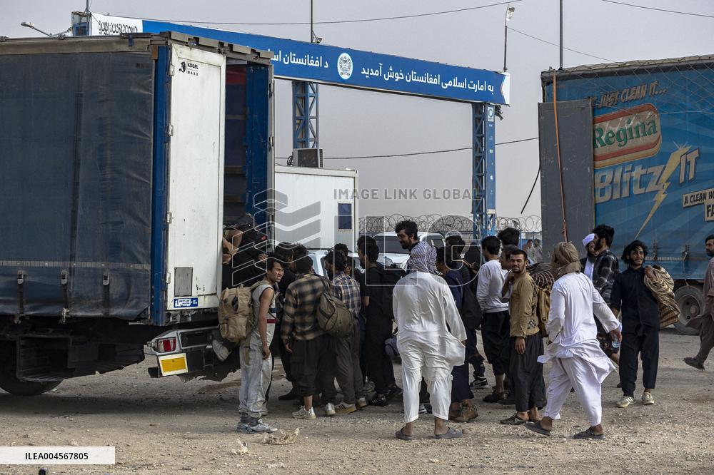 Afghan Immigrants Expelled From Iran - Herat