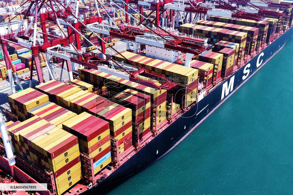 Qingdao Port Under High Temperature