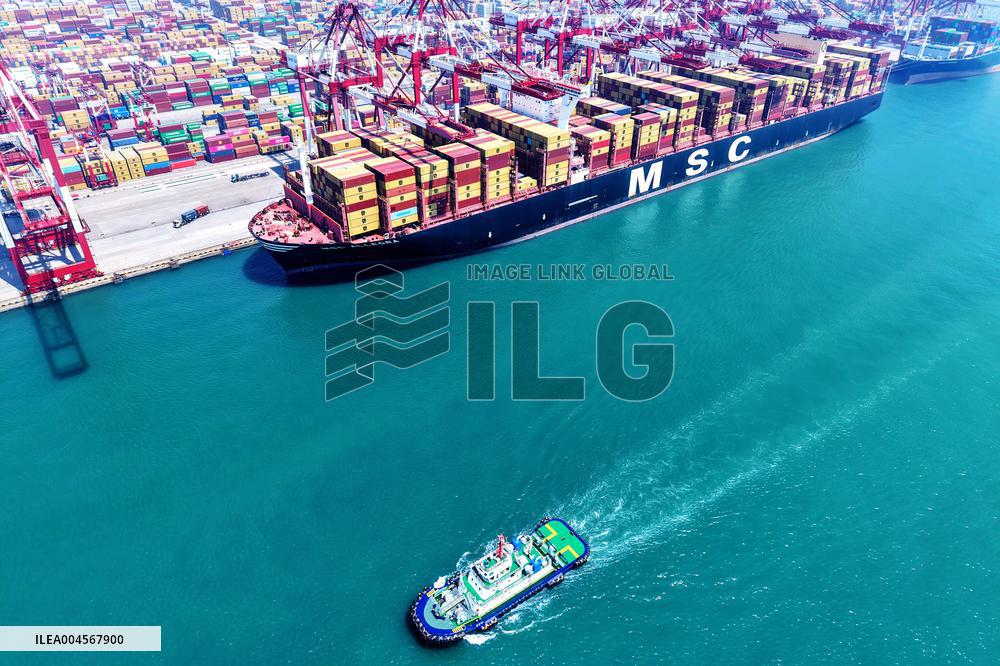 Qingdao Port Under High Temperature