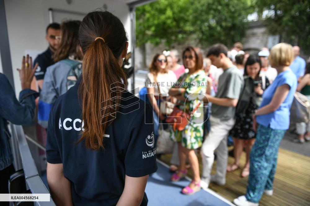 Opening Day Of The Grenelle Seine Bathing Site - Paris