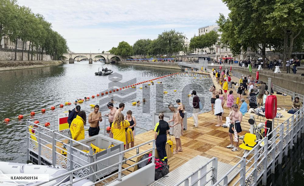 Public swimming in River Seine