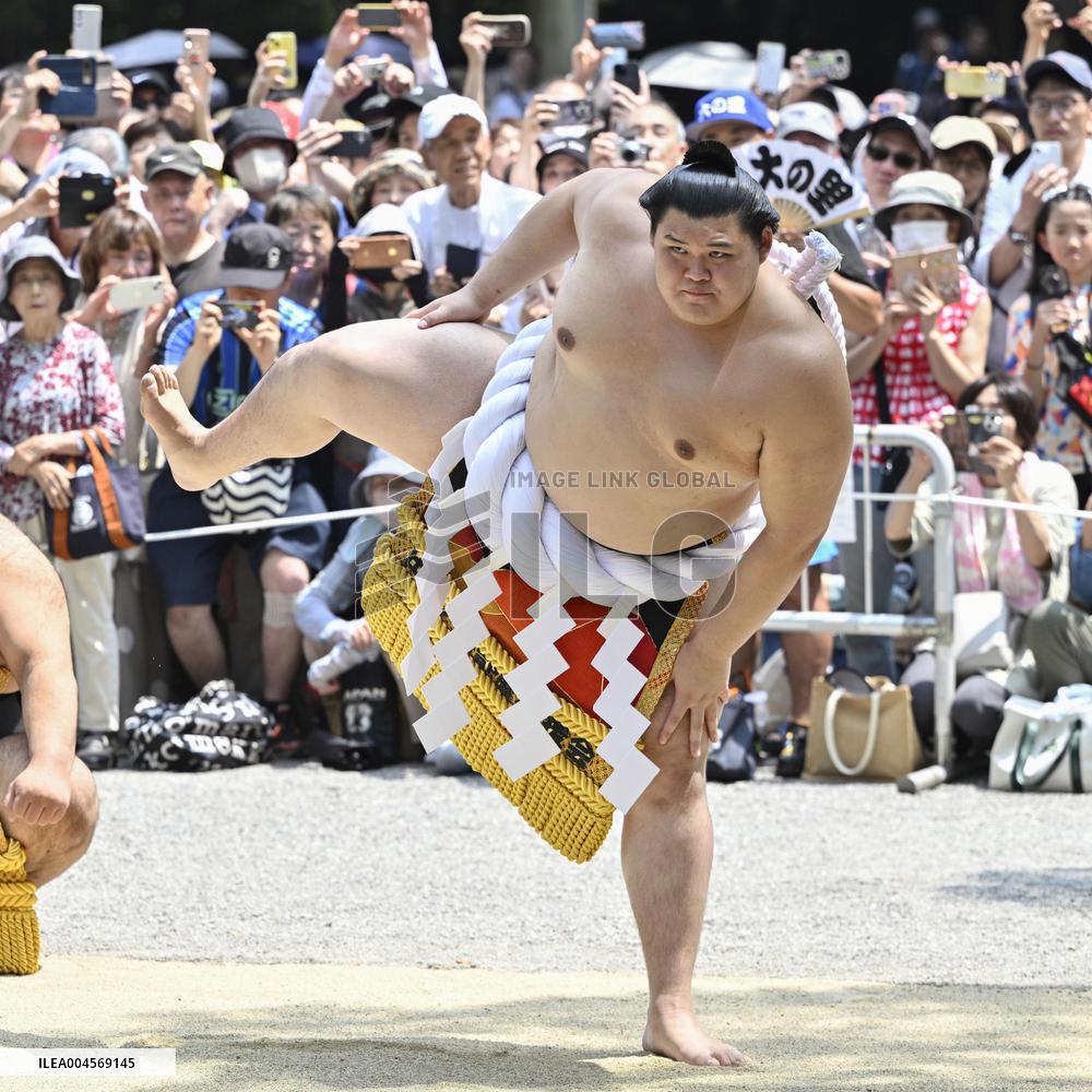 Ring-entering rite at shrine in Nagoya