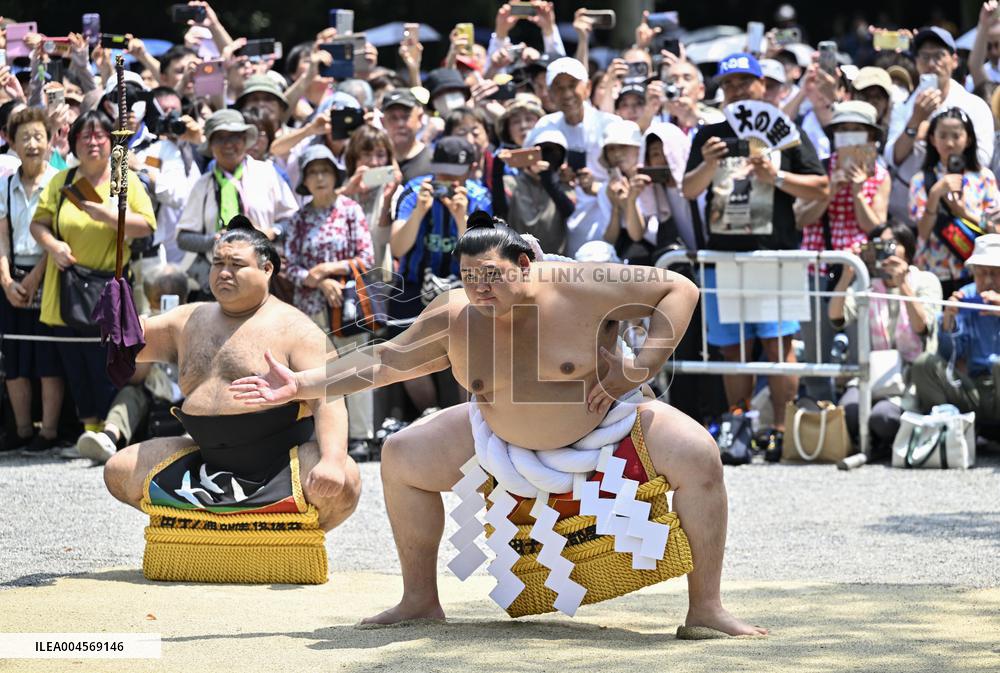 Ring-entering rite at shrine in Nagoya