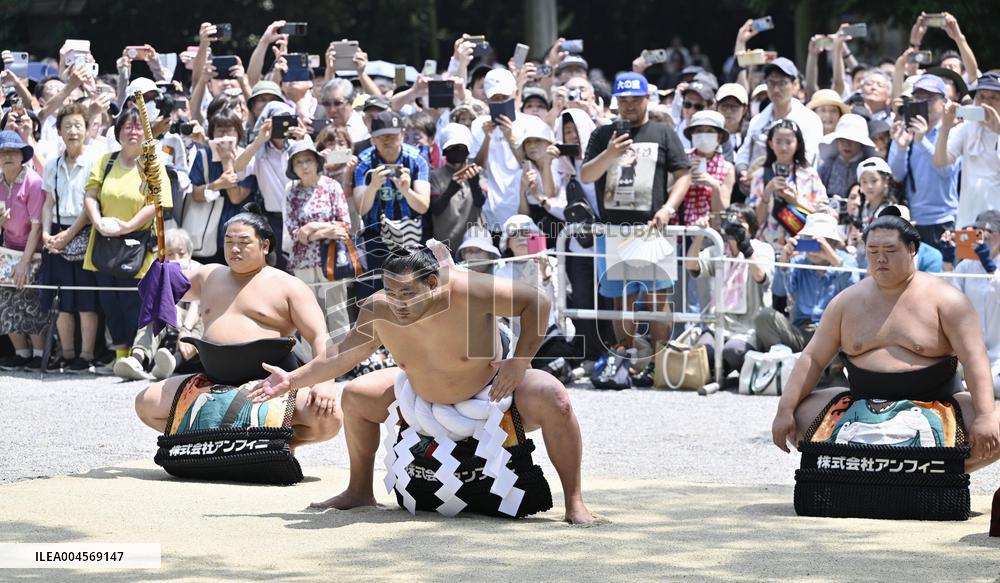 Ring-entering rite at shrine in Nagoya