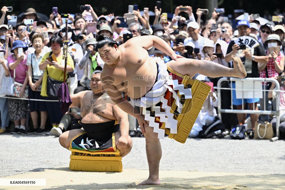 Ring-entering rite at shrine in Nagoya