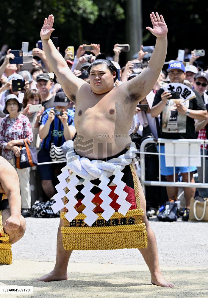Ring-entering rite at shrine in Nagoya