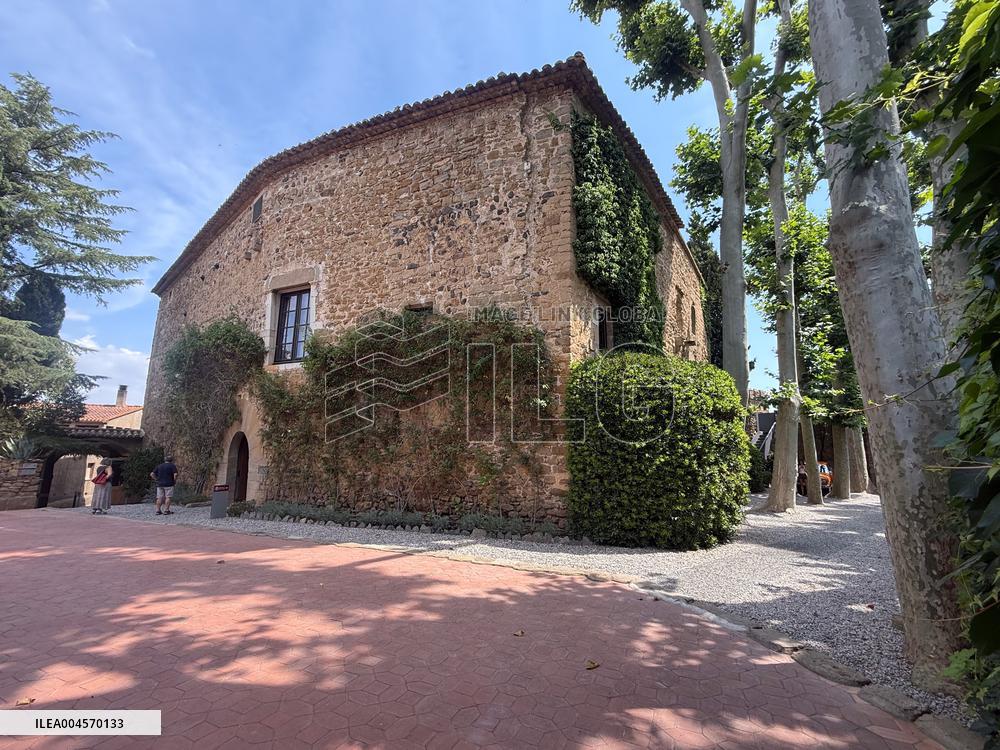 Gala Dali Castle Illustrations - Spain