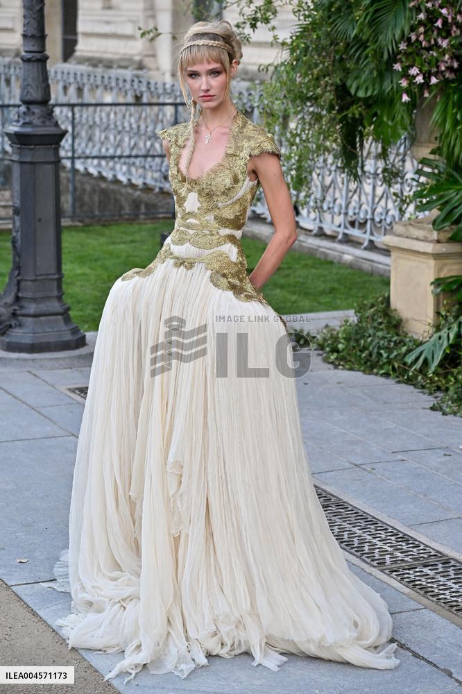 PFW Bal D Ete Outside Arrivals