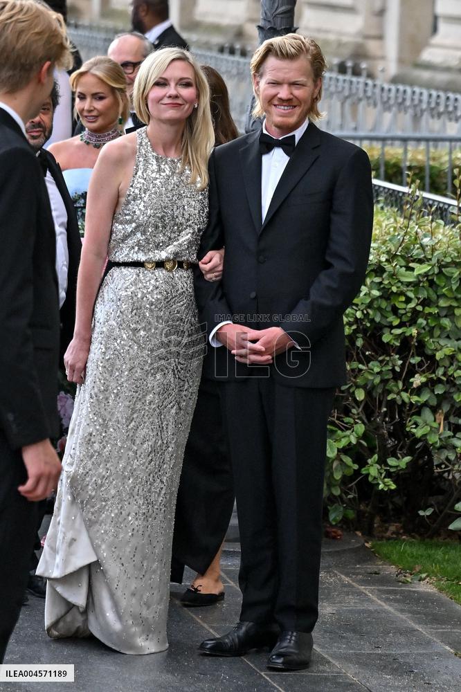 PFW Bal D Ete Outside Arrivals