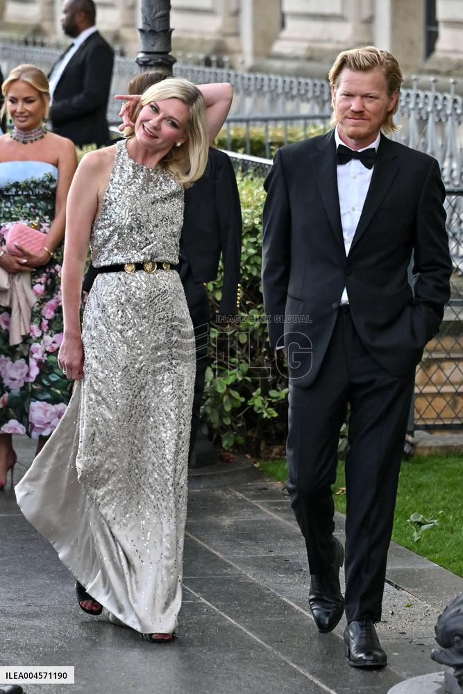 PFW Bal D Ete Outside Arrivals