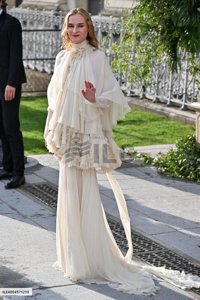 PFW Bal D Ete Outside Arrivals