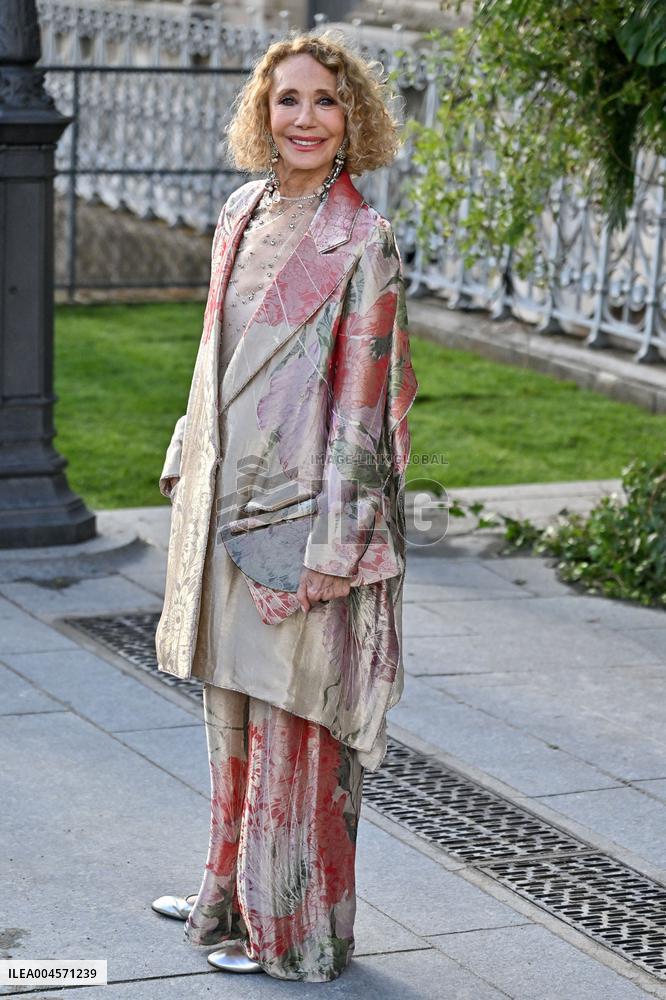 PFW Bal D Ete Outside Arrivals