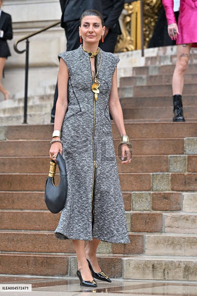 PFW Schiaparelli Outside Arrivals