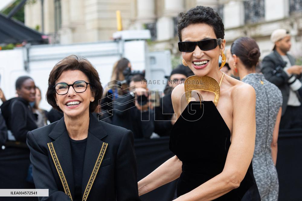 PFW Schiaparelli Outside Arrivals NB