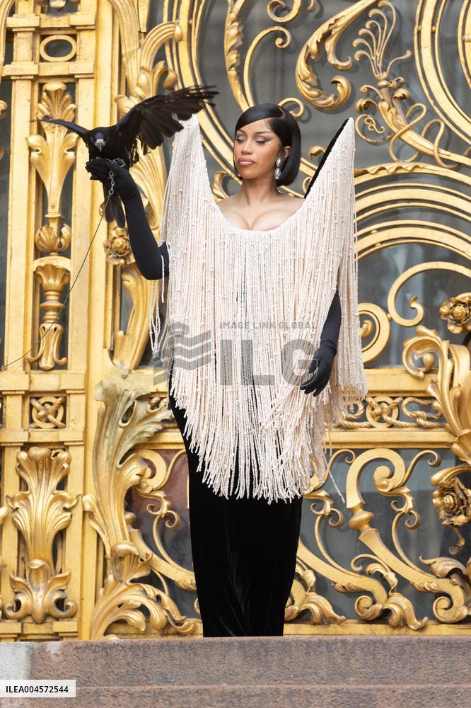 PFW Schiaparelli Outside Arrivals NB