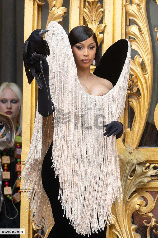 PFW Schiaparelli Outside Arrivals NB