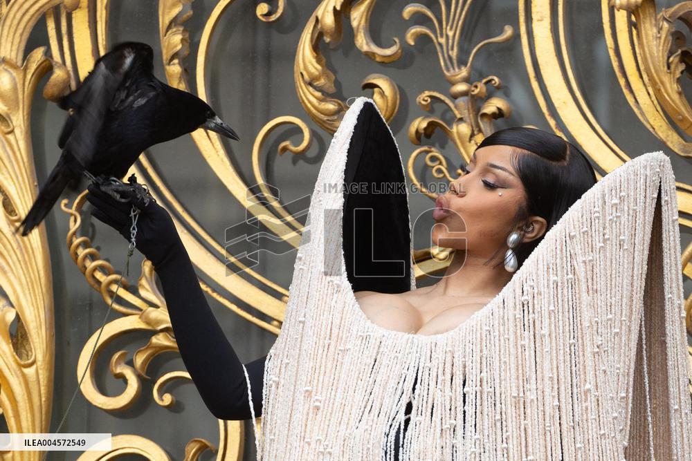 PFW Schiaparelli Outside Arrivals NB