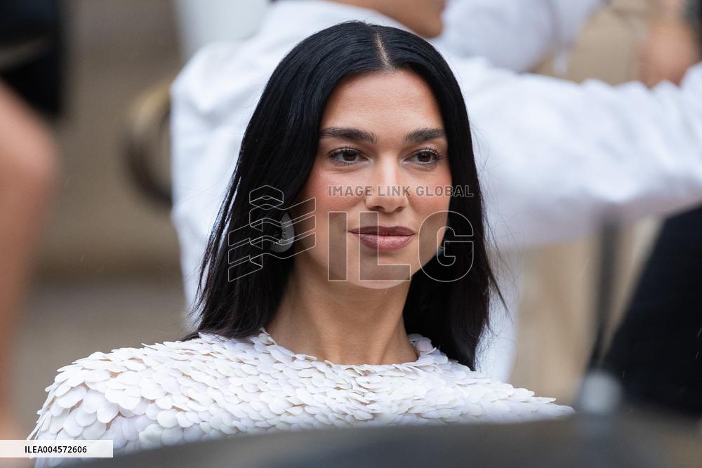 PFW Schiaparelli Outside Arrivals NB