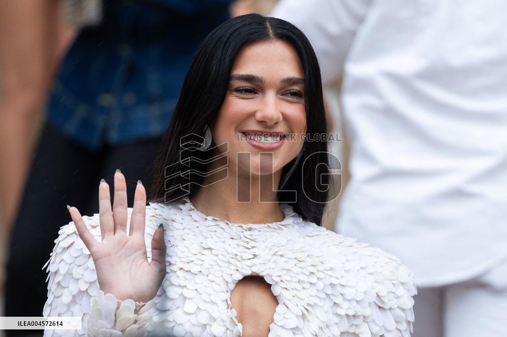 PFW Schiaparelli Outside Arrivals NB