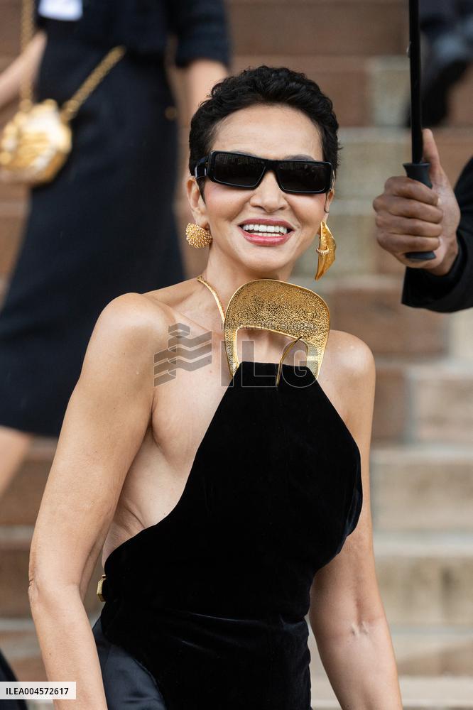 PFW Schiaparelli Outside Arrivals NB