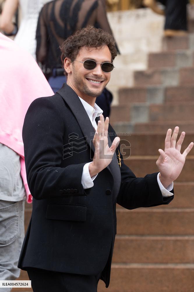 PFW Schiaparelli Outside Arrivals NB