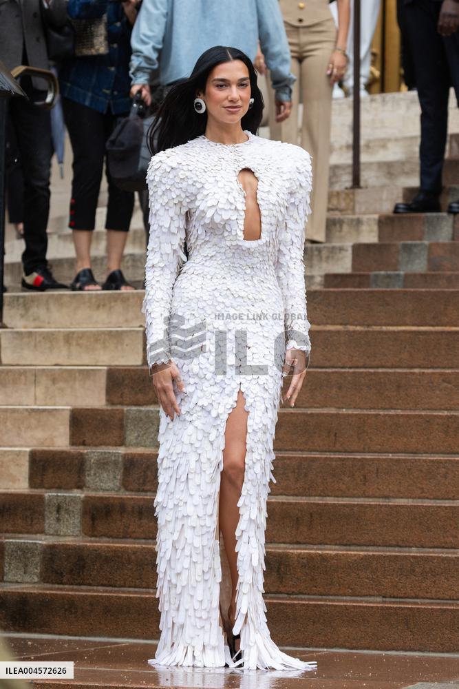 PFW Schiaparelli Outside Arrivals NB