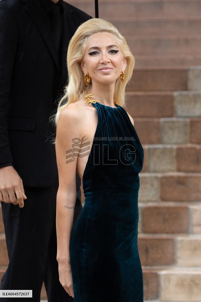 PFW Schiaparelli Outside Arrivals NB