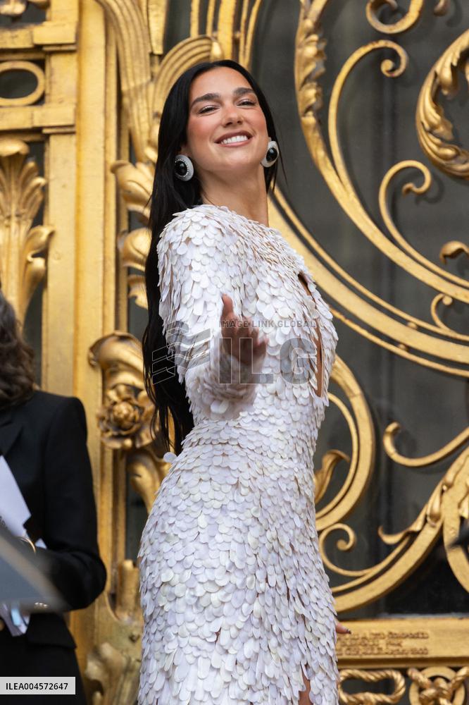 PFW Schiaparelli Outside Arrivals NB