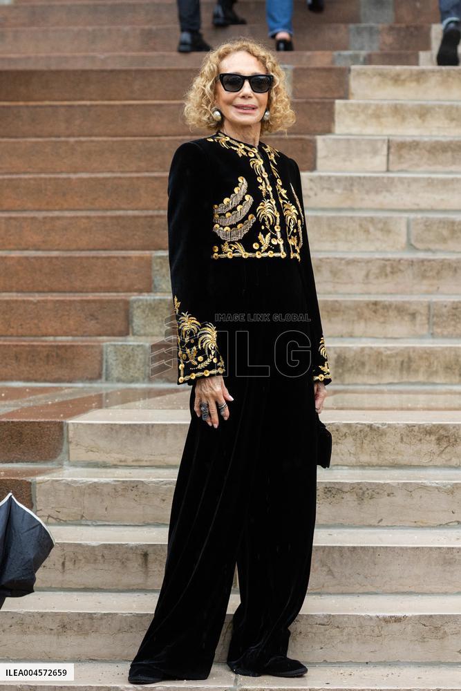 PFW Schiaparelli Outside Arrivals NB