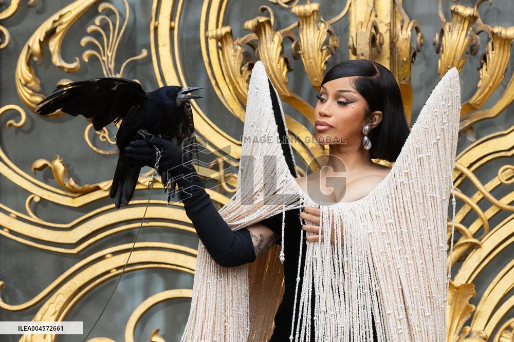 PFW Schiaparelli Outside Arrivals NB