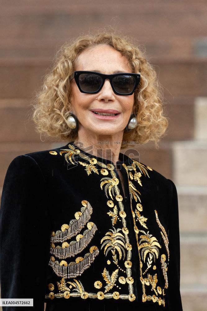 PFW Schiaparelli Outside Arrivals NB