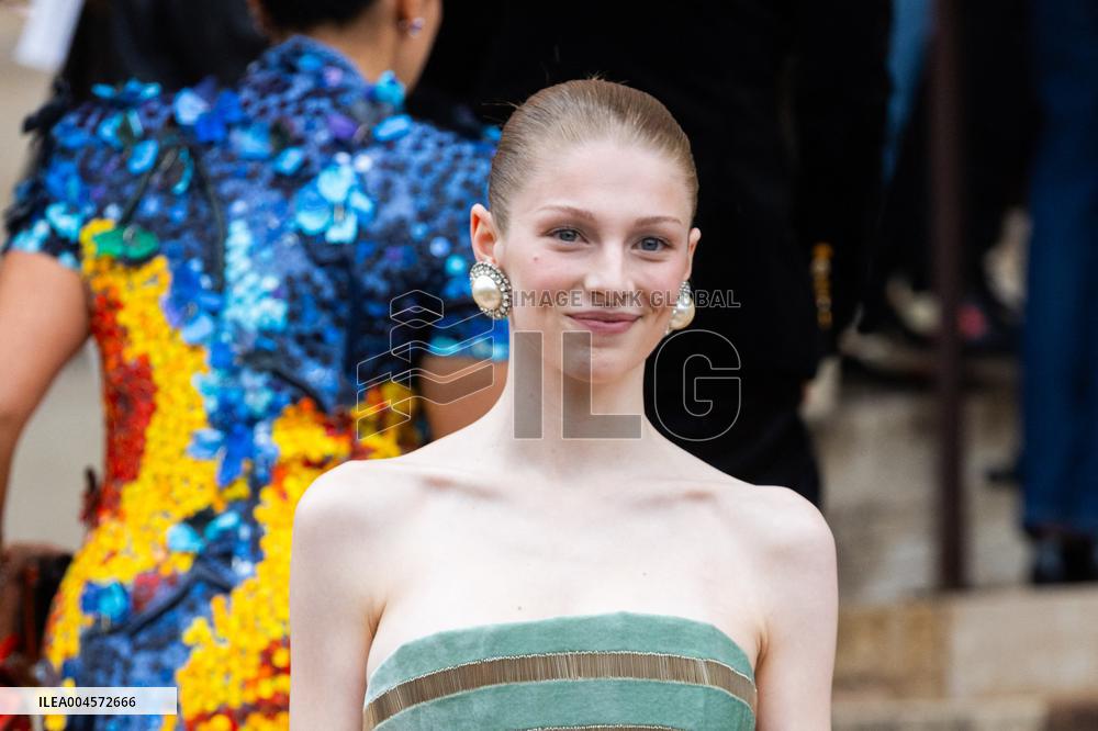 PFW Schiaparelli Outside Arrivals NB
