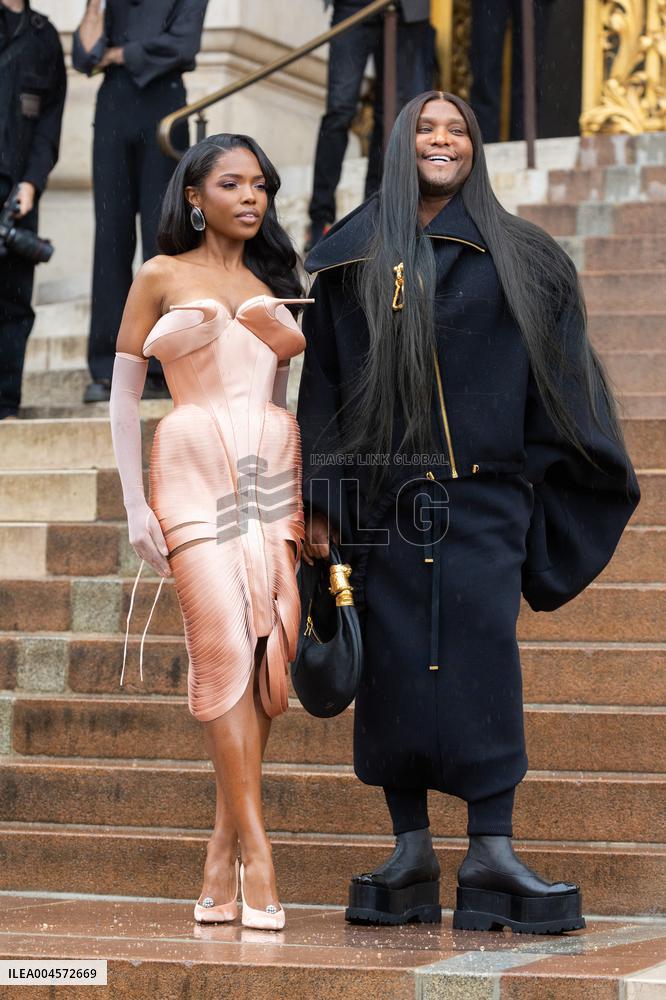 PFW Schiaparelli Outside Arrivals NB